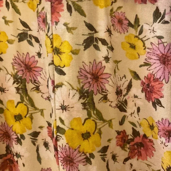 Forever 21 floral romper size M. NWOT and partial label. - Picture 2 of 12